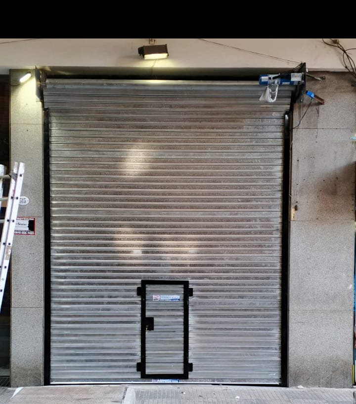 Cortina metálica de alta seguridad instalada